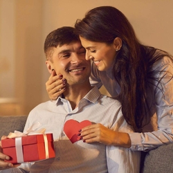 visuel-article-blog-saint-valentin-couple-qui s-offre-des-cadeaux